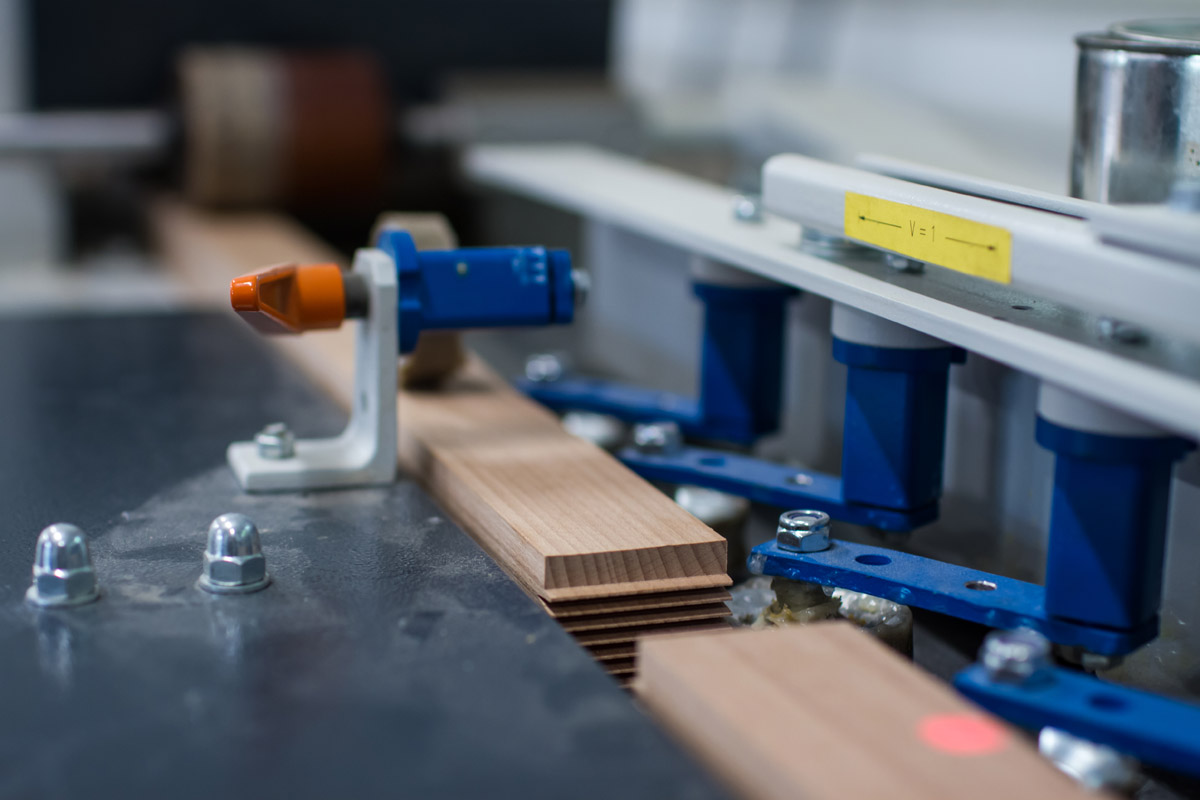 Solid wood lamella on the conveyor of a machine in the SAVEL workshop