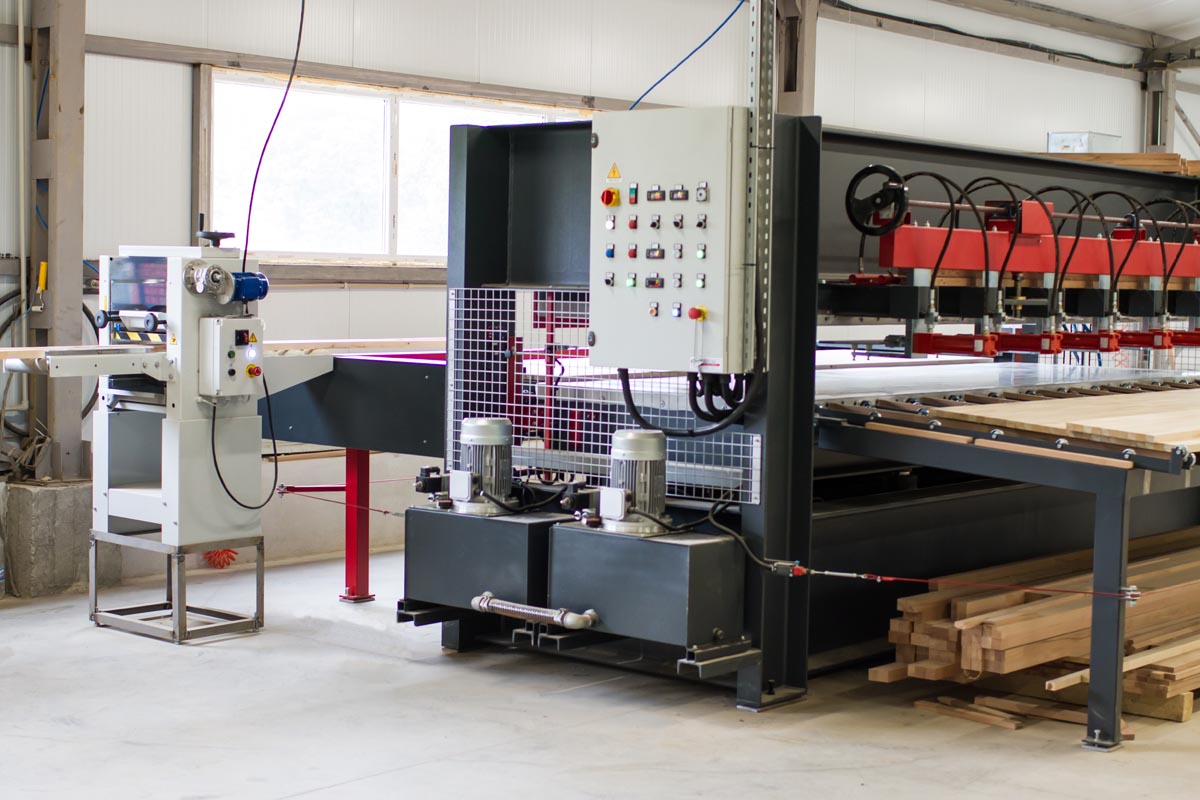 Press for gluing solid wood worktops in the SAVEL workshop